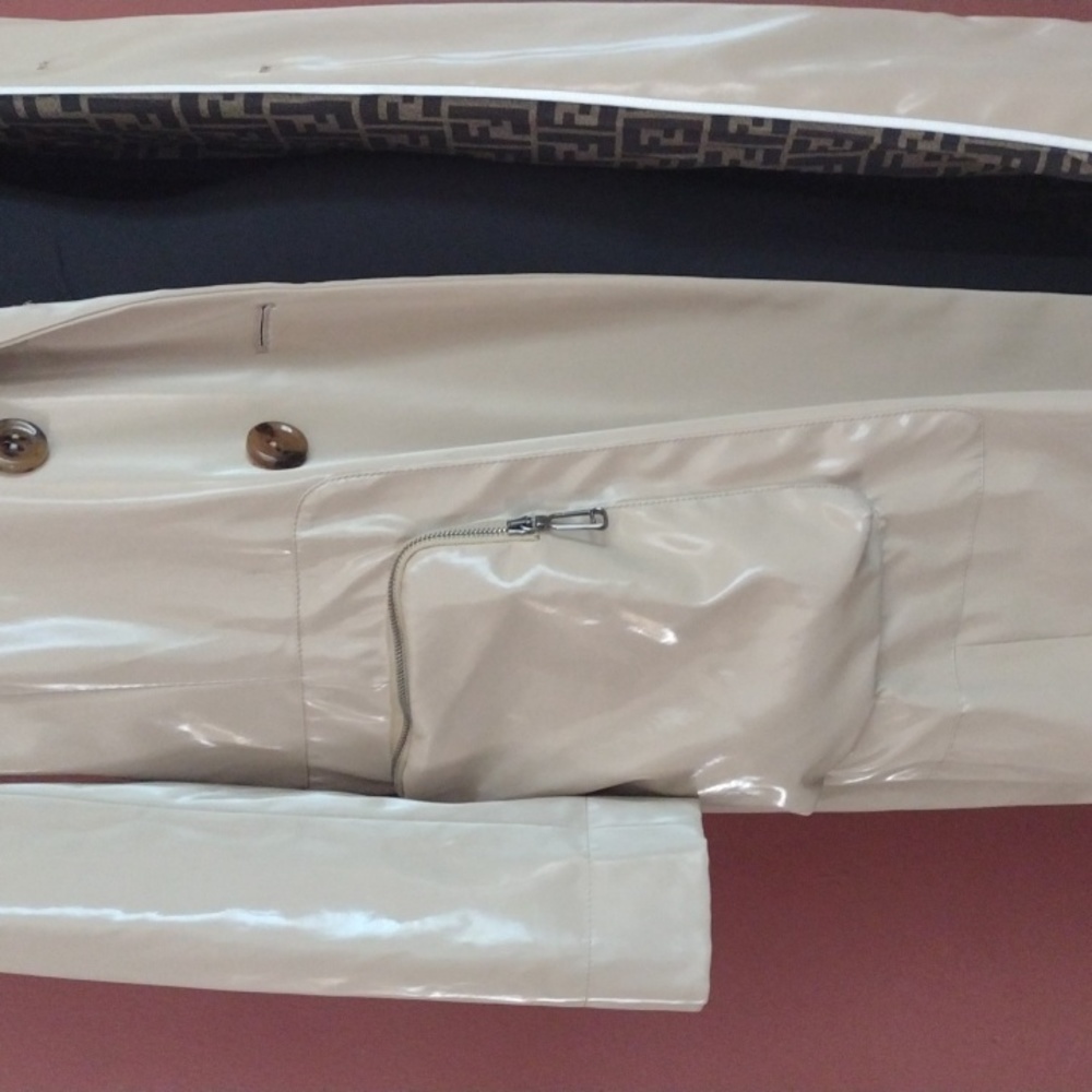 Authentic Fendi A Effet Verni Long Trench Coat - Picture 11 of 17